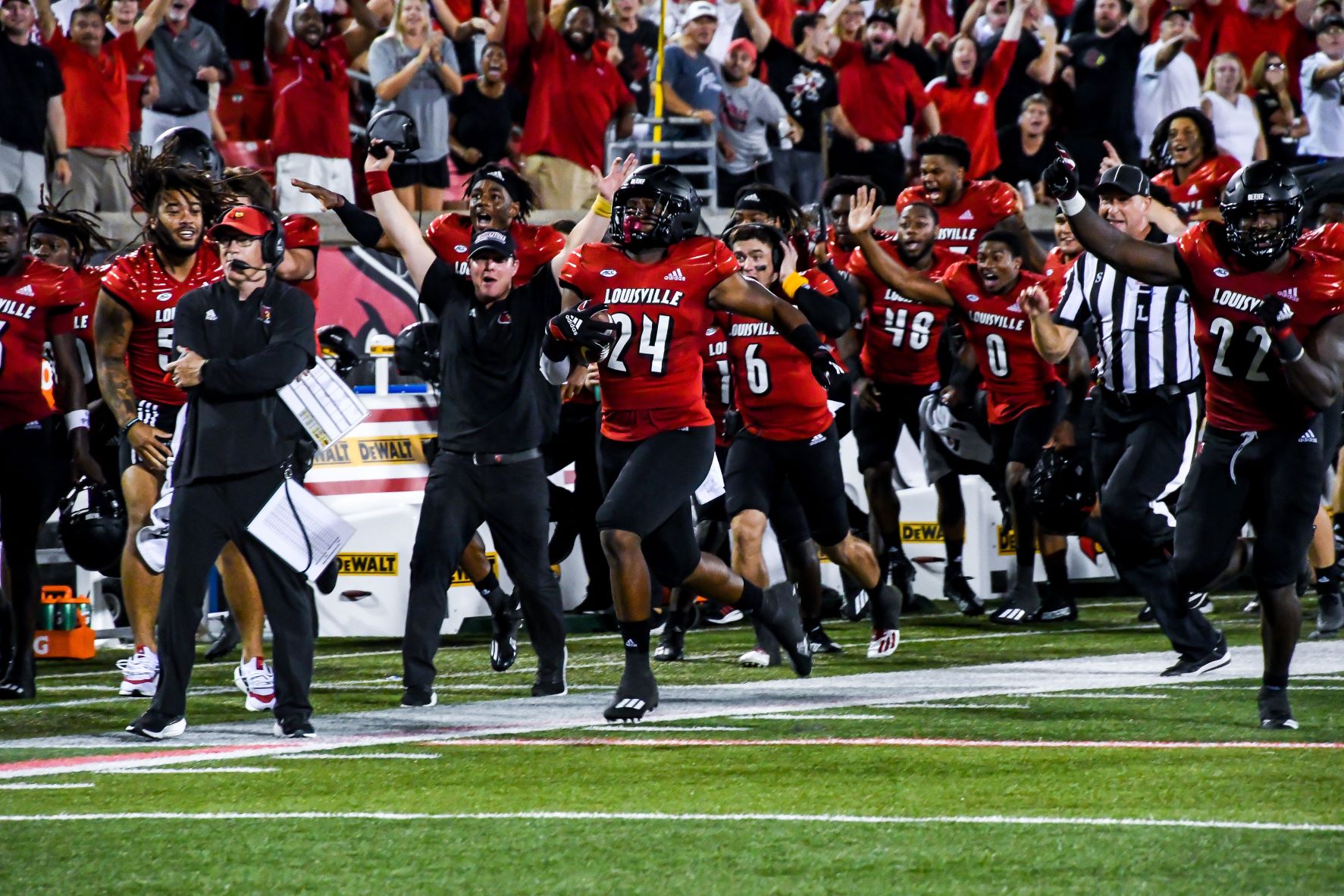 Louisville Cardinals beat UCF Knights in college football game